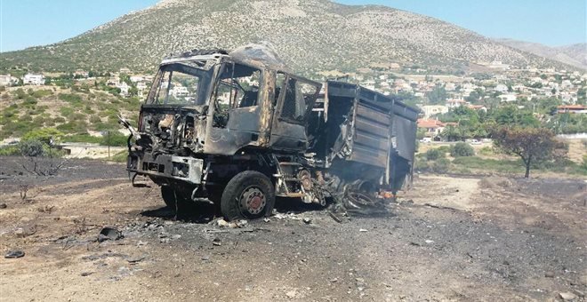Tρεις πυροσβέστες τραυματίες, κάηκαν σπίτια στη φωτιά στο Λαγονήσι