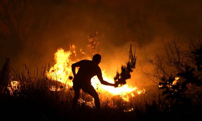 ΕΚΤΑΚΤΟ: Φωτιά στη νότια Ρόδο υπό σφοδρούς ανέμους