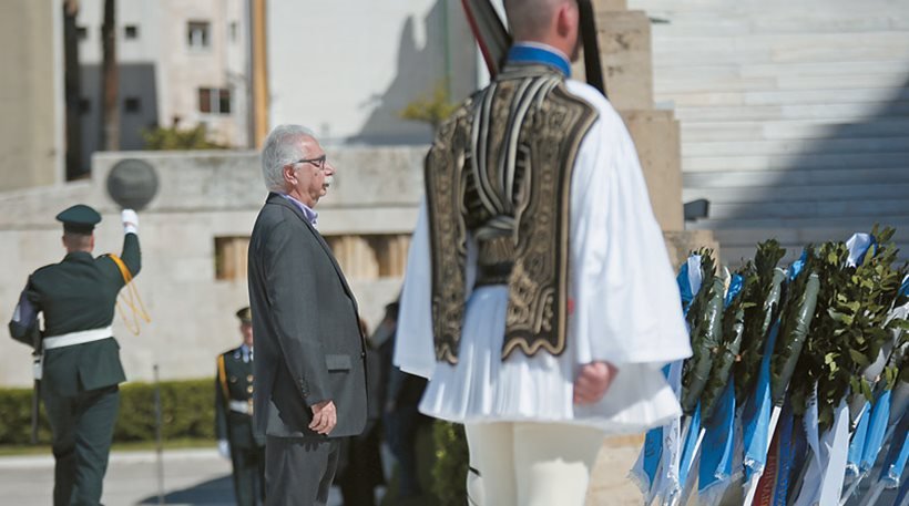 O Υπουργός Παιδείας Κώστας Γαβρόγλου δεν υπηρέτησε τη σημαία