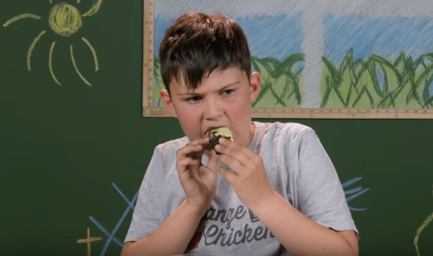 Viral: Τι γίνεται όταν τα παιδιά δοκιμάζουν για πρώτη φορά ελληνικά φαγητά;