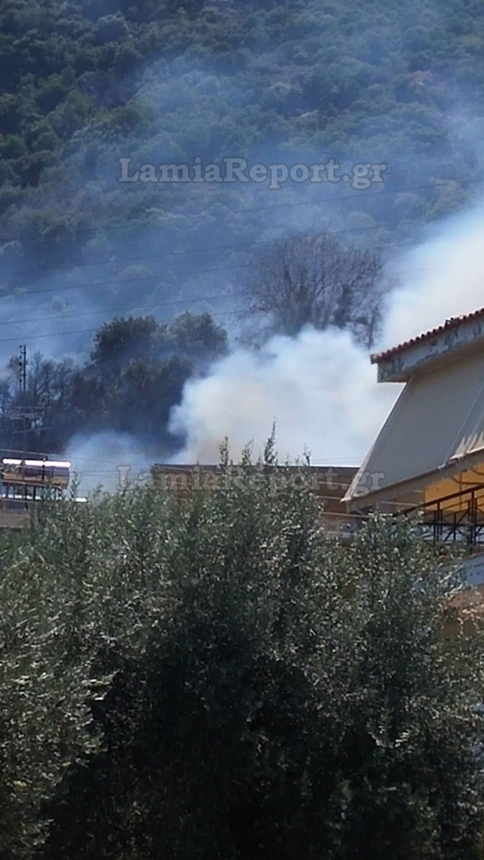 Μεγάλη φωτιά στα Καμμένα Βούρλα- Απειλεί σπίτια