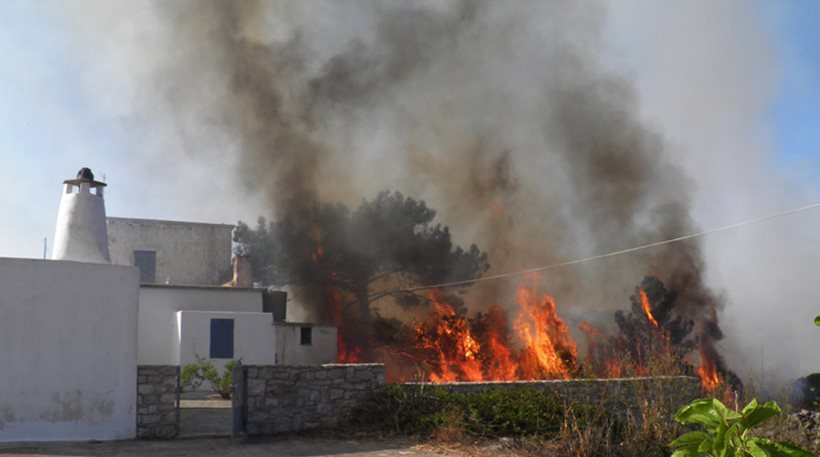 Καίγονται για τρίτη ημέρα τα Κύθηρα: Στάχτη το 1/3 του νησιού