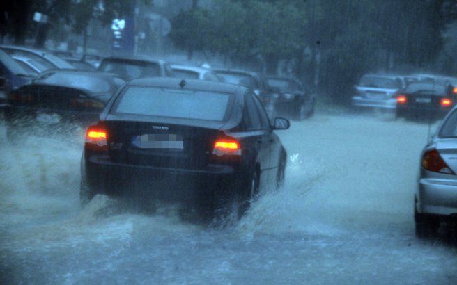 «Βικτώρια»: Ισχυρή βροχή στην Κέρκυρα – Παρασύρθηκε αυτοκίνητο!