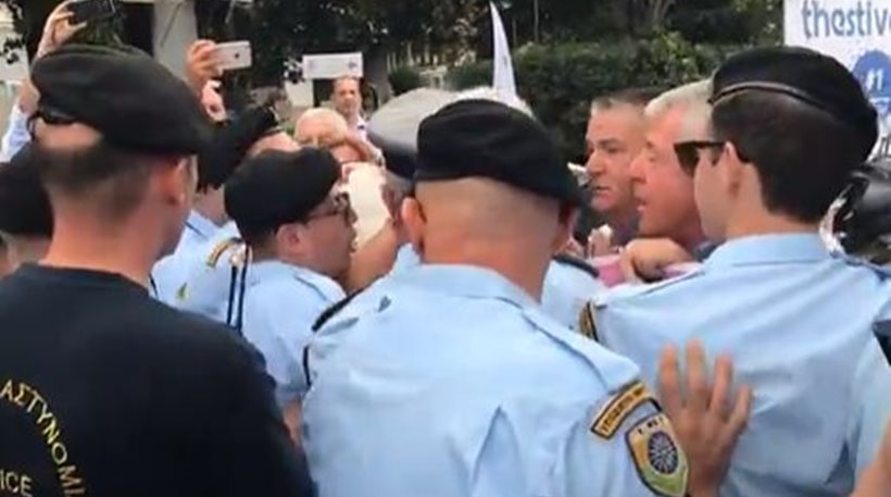 Θεσσαλονίκη: Αστυνομικοί εμπόδισαν μέλη της ΠΟΕΔΗΝ να πλησιάσουν τον Τσίπρα