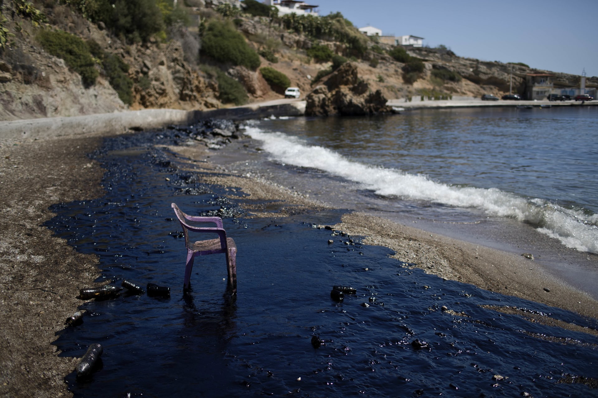 Πετρελαιοκηλίδα στον Σαρωνικό: Καταστράφηκαν περιβάλλον και επιχειρήσεις