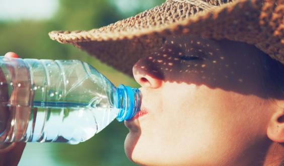 Τελικά πόσο νερό πρέπει να πίνουμε την ημέρα;
