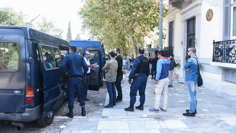 Συνέλαβαν 18 μέλη του "Ρουβίκωνα" για την εισβολή στην πρεσβεία της Ισπανίας