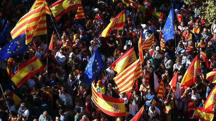 Εκατοντάδες χιλιάδες άνθρωποι στη Βαρκελώνη υπέρ της παραμονής της Καταλονίας