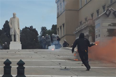 Μαθητικό συλλαλητήριο με επεισόδια στο κέντρο της Αθήνας