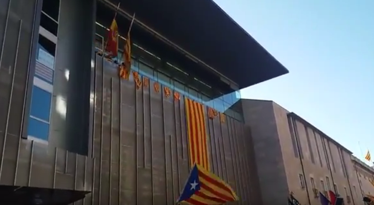 Κατέβηκαν οι σημαίες της Ισπανίας στη Ζιρόνα