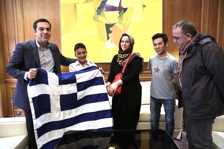 Ο Αλέξης Τσίπρας χάρισε την ελληνική σημαία στον μικρό Αμίρ