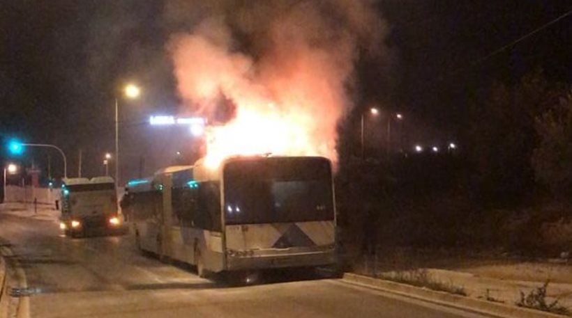 Στις φλόγες λεωφορείο του ΟΑΣΑ (video)