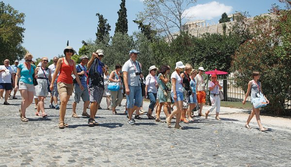 Με πόσα λεφτά περνάνε οι τουρίστες ημερησίως στην Ελλάδα