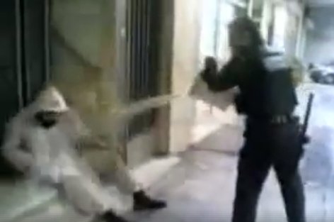 Βίντεο-ντροπή: Αστυνομικός μπουγελώνει άστεγο που κοιμάται!