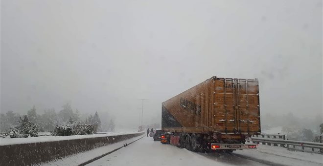 Προβλήματα στην Εθνική οδό Αθηνών-Λαμίας λόγω χιονόπτωσης