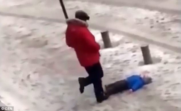 Πατέρας συνελήφθη γιατί κλωτσούσε τον γιο του που δεν μπορούσε να σταθεί στο χιόνι (video)