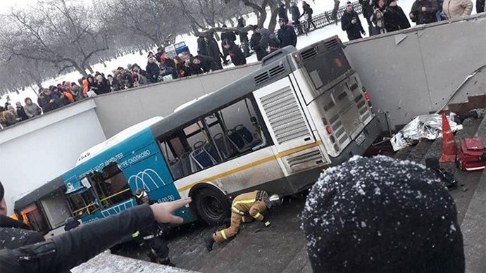 Λεωφορείο έπεσε σε πεζούς στην είσοδο του Μετρό (video)