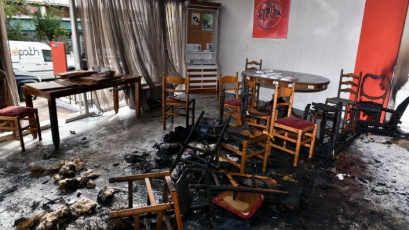 Βόμβα διέλυσε τα γραφεία του ΣΥΡΙΖΑ στο Ίλιον (φωτό)