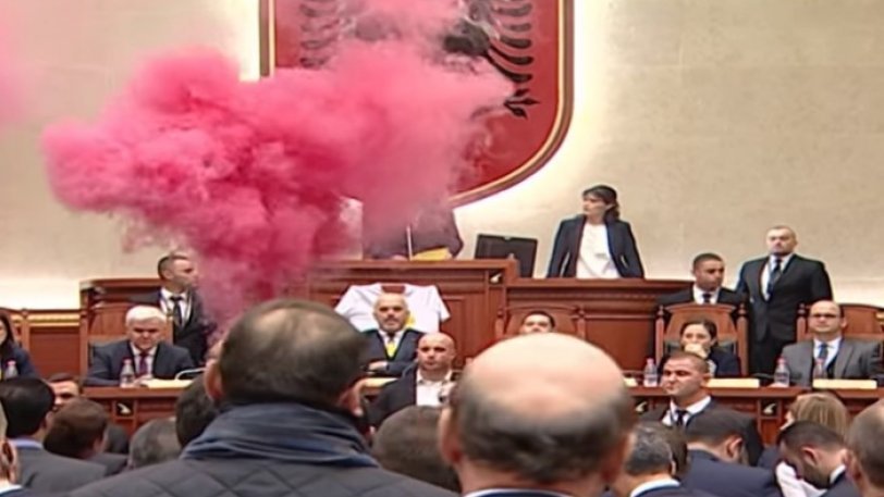 Άναψαν καπνογόνα στην αλβανική Βουλή (video)