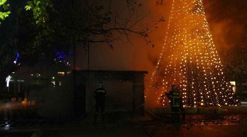 Κάηκε ολοσχερώς η φάτνη στην πλατεία Λάρισας