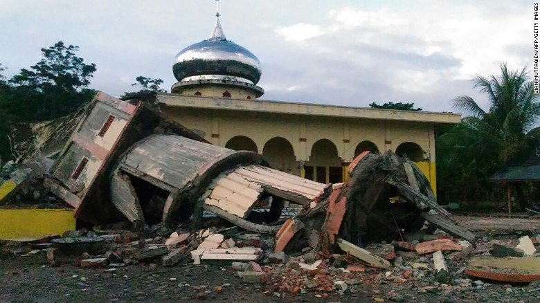 Φονικός σεισμός στην Ινδονησία – Φόβοι για δεκάδες νεκρούς