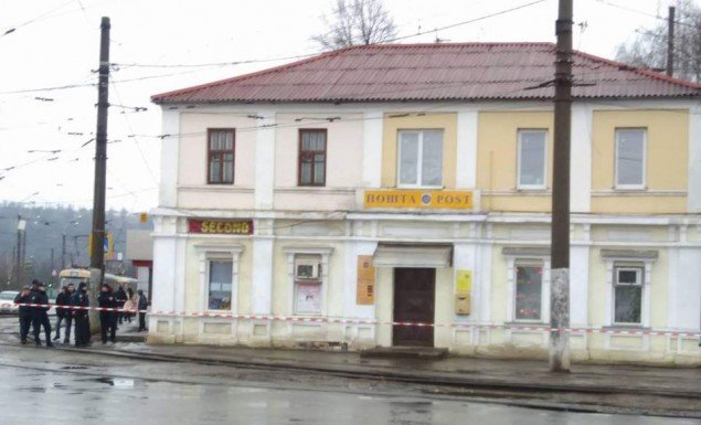 ΕΚΤΑΚΤΟ: Άνδρας κρατά ομήρους σε ταχυδρομείο στο Χάρκοβο