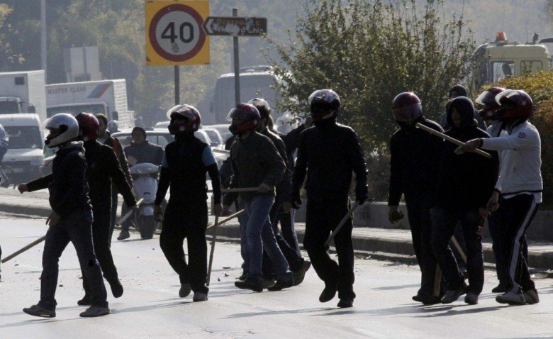 Επίθεση κρανοφόρων εναντίον φοιτητών του ΕΚΠΑ στο κέντρο της Αθήνας