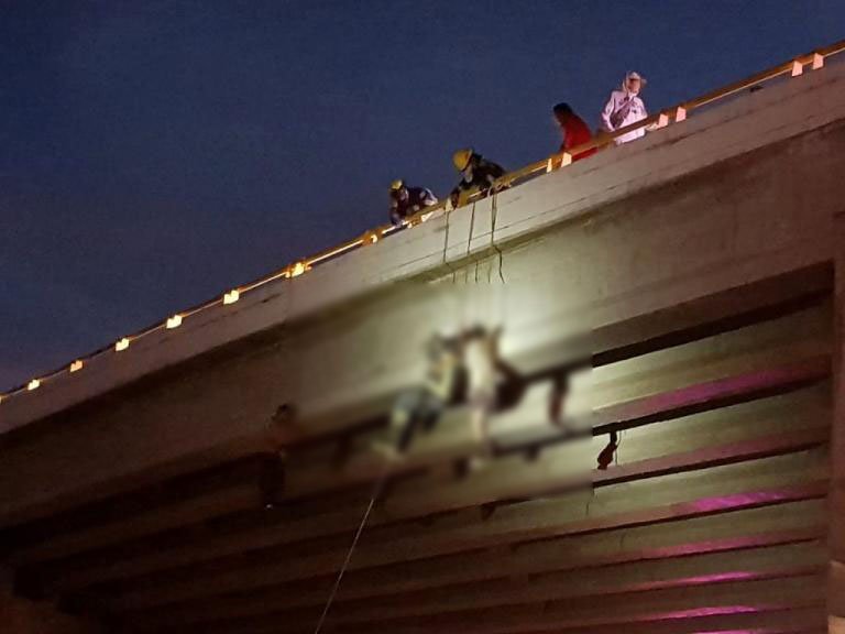 Φρικιαστικές εικόνες: Κρέμασαν πτώματα από γέφυρες!