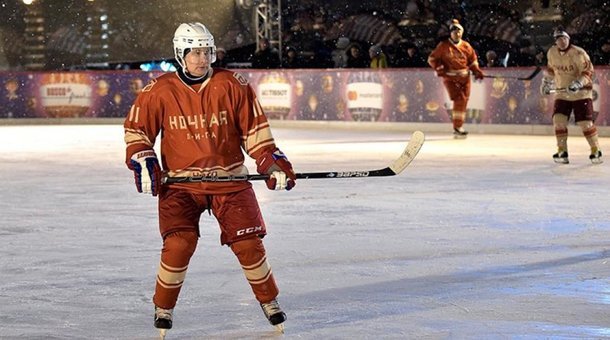 Ο Πούτιν έπαιξε χόκεϊ στην Κόκκινη Πλατεία (video)