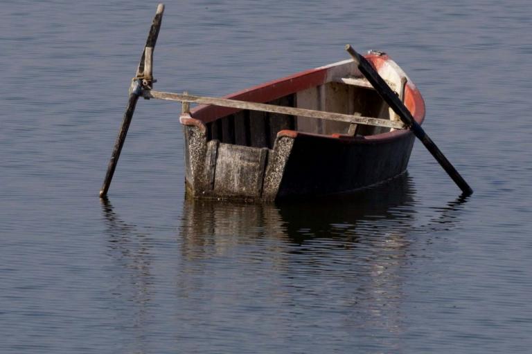 Αγνοούνται ψαράδες στη Μικρή Βόλβη Θεσσαλονίκης – Τούμπαρε η βάρκα τους και χάθηκαν!