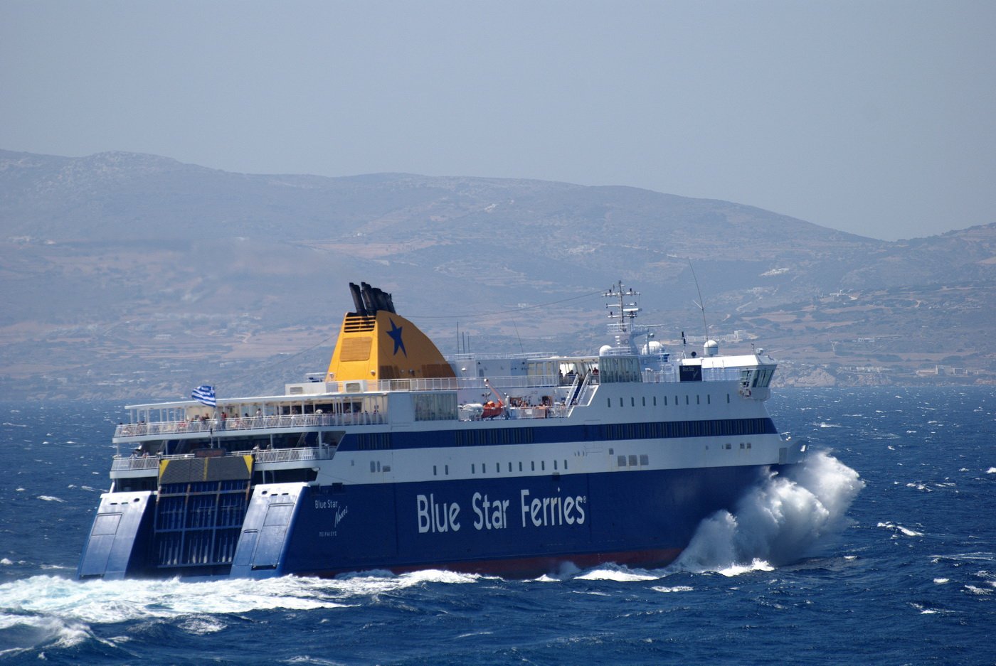 Νεκρός βρέθηκε ο 60χρονος που έπεσε στη θάλασσα από το Blue Star Naxos