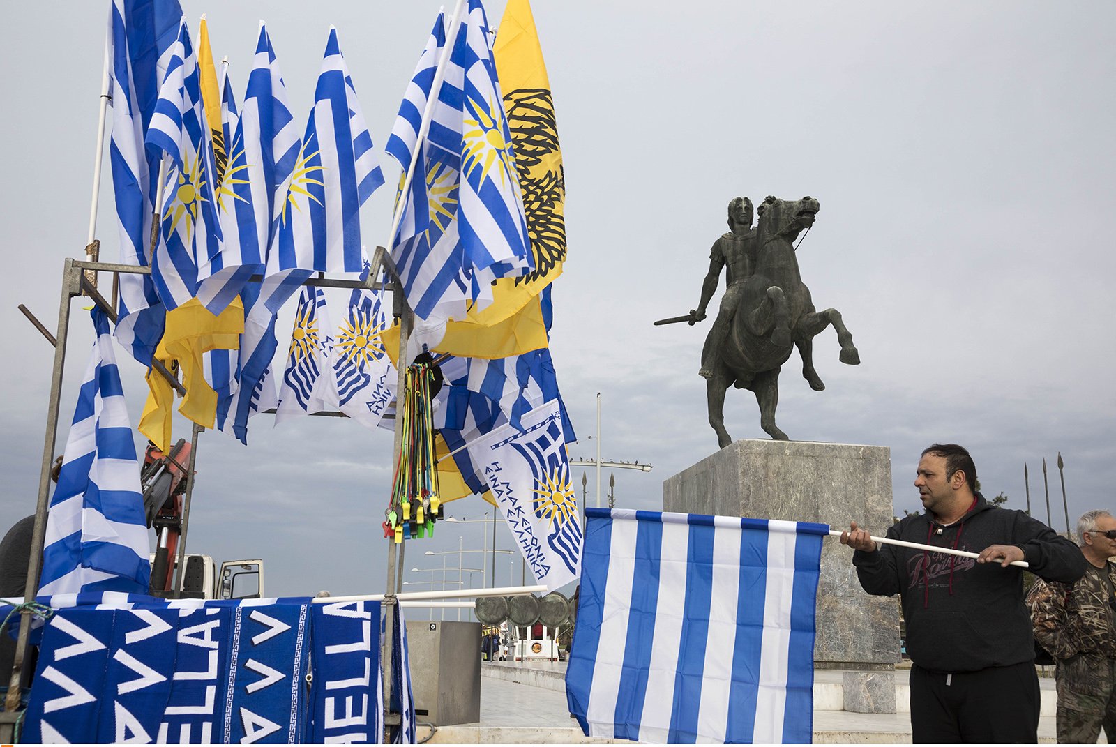 Κουκουλοφόροι έσπασαν ελληνικές σημαίες στην Θεσσαλονίκη