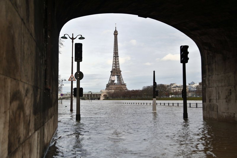Υδάτινος τρόμος στο Παρίσι, διαρκώς "φουσκώνει" ο Σηκουάνας (video+φωτό)