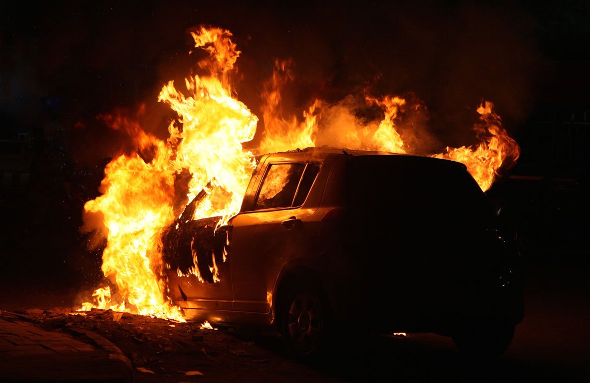 Φωτιά σε αυτοκίνητο μπροστά από την πρεσβεία του Ισραήλ