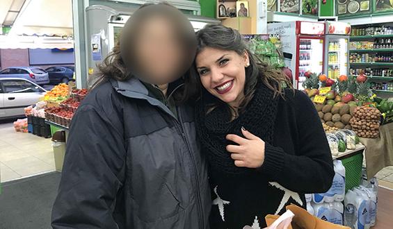 Κορυφαία Ελληνίδα τραγουδίστρια σε Φρουτεμπορική... χωρίς μακιγιάζ! (Φωτό)
