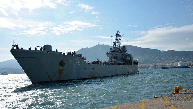 Πλευρικό σκίσιμο δύο μέτρων στο αρματαγωγό που προσέκρουσε σε άλλα πλοία στη Σαλαμίνα