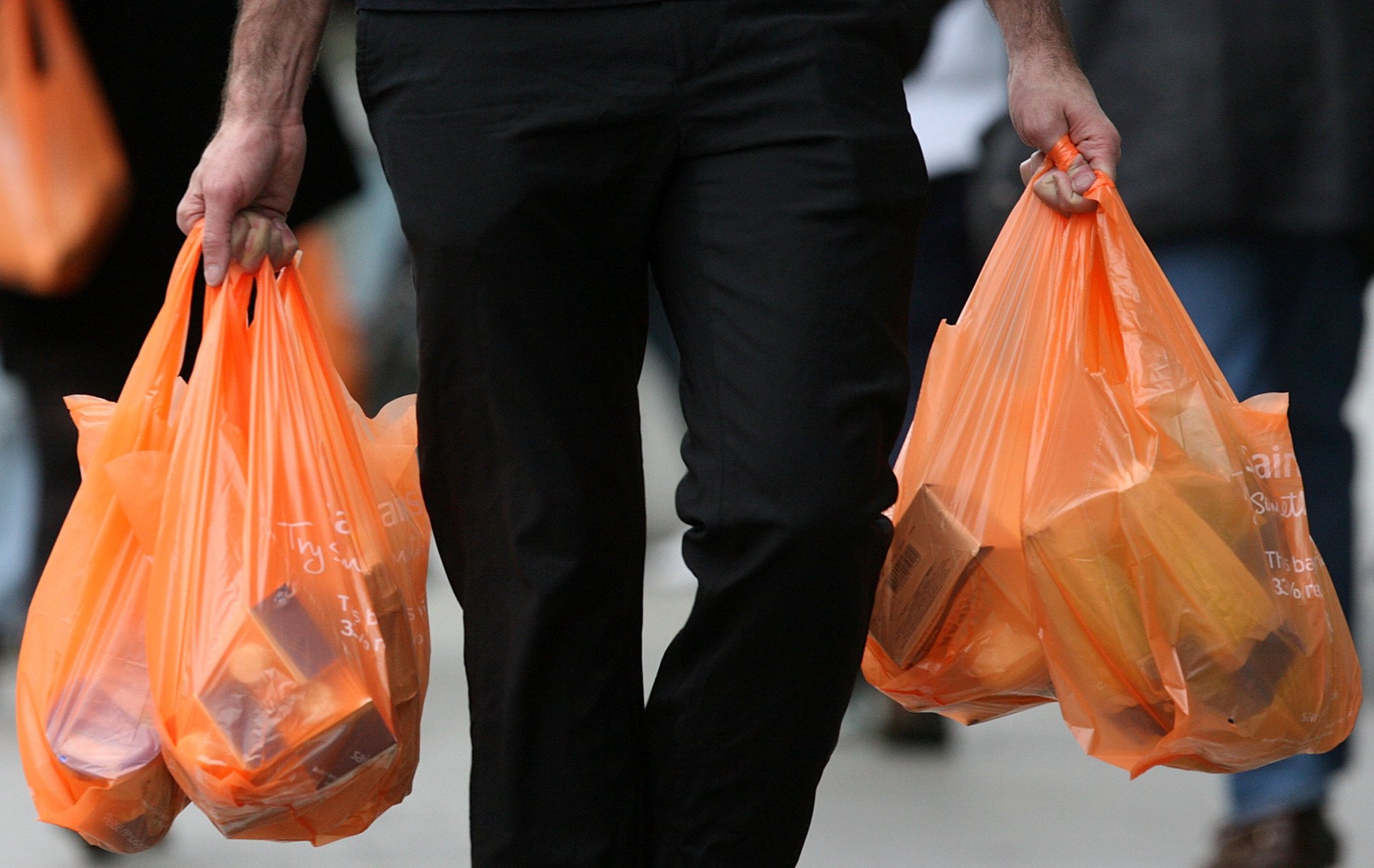 Αυξάνεται από σήμερα η τιμή της πλαστικής σακούλας