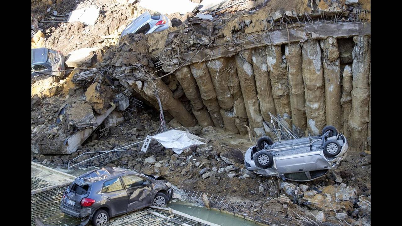 Ρώμη: Τεράστια καταβόθρα «κατάπιε» αυτοκίνητα και ξεσπίτωσε δεκάδες οικογένειες