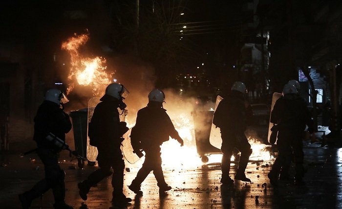 Ξύλο και φωτιές στους δρόμους της Θεσσαλονίκης (video)