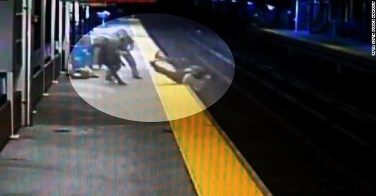 Video-σοκ με δίχρονο παιδάκι να πέφτει στις ράγες του Μετρό!