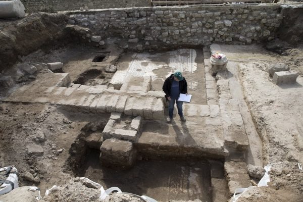 Ανακαλύφθηκε μωσαϊκό 1.800 ετών με αρχαιοελληνική επιγραφή στο Ισραήλ!
