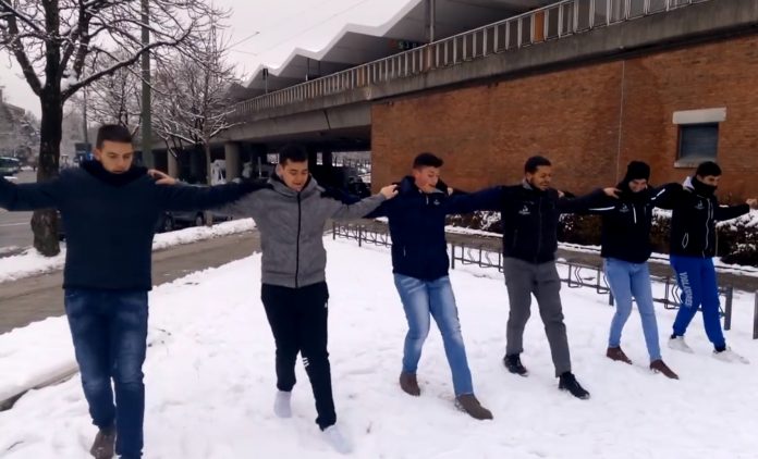 Χανιώτες χόρεψαν πεντοζάλι στο χιόνι και τρέλαναν τους Γερμανούς (video)