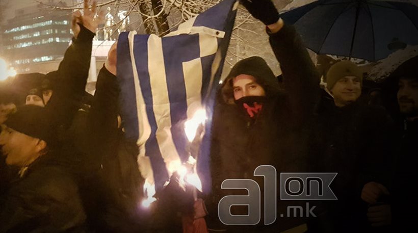 Σκοπιανοί έκαψαν Ελληνικές σημαίες