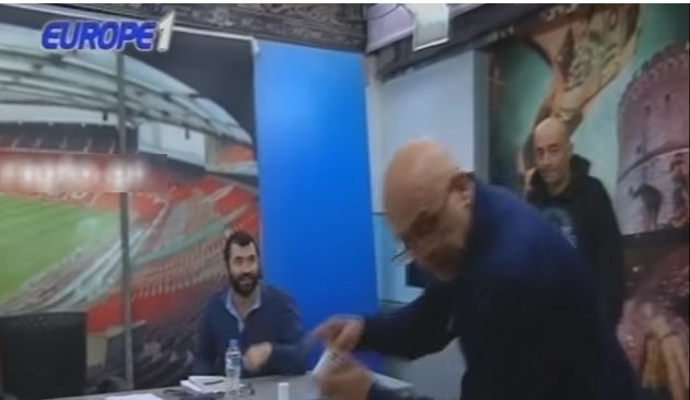 Ο Ραπτόπουλος πετάει ρολό ταμειακής σε ΠΑΟΚτζη για να δει αν πονάει! (video)