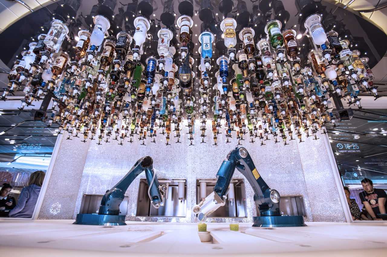 Άνοιξε το πρώτο μπαρ που δουλεύει με ρομπότ! (video)