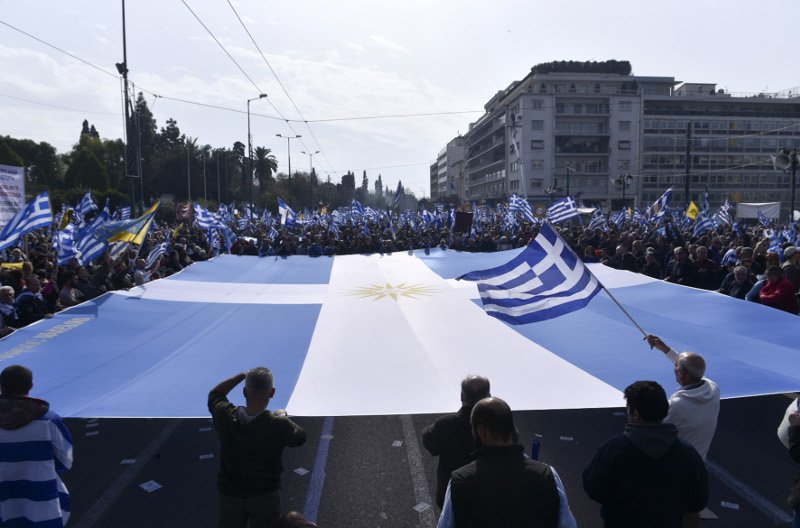Γιγάντια ελληνική σημαία στο Σύνταγμα -Με τον ήλιο της Βεργίνας (εικόνες)