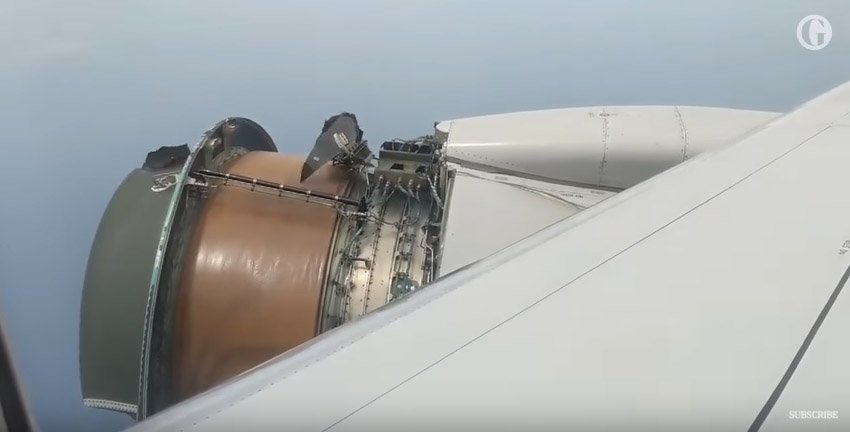 Τρόμος όταν άρχισε να ξηλώνεται κινητήρας αεροπλάνου εν πτήση (video)
