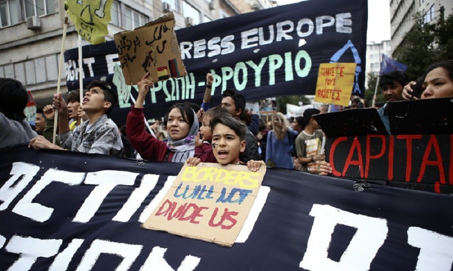 Σε εξέλιξη αντιφασιστικό-αντιρατσιστικό συλλαλητήριο στην Αθήνα