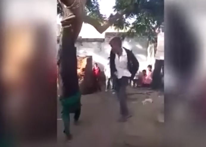 Ινδία: Απατημένος σύζυγος κρέμασε ανάποδα και μαστίγωσε τον εραστή της γυναίκας του (video)