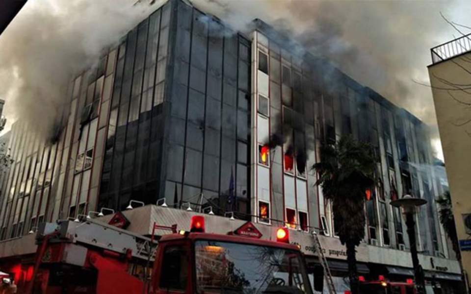 Λάρισα : Στις φλόγες το κτίριο της Β΄ ΔΟΥ